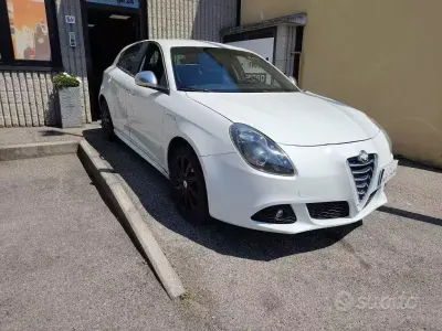 Usata Alfa Romeo Giulietta Exclusive 141 CV (103 kW) 2012 Bianco metallizzato Utilitaria