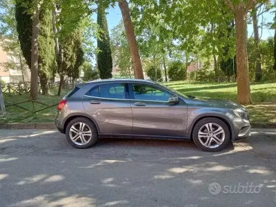Usata Mercedes GLA180 122 CV (89 kW) 2016 Grigio SUV