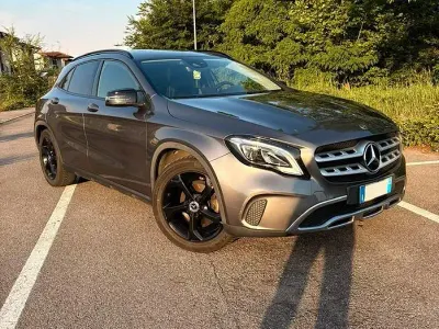 Usata Mercedes GLA180 Business 122 CV (89 kW) 2020 Grigio SUV