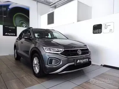 Käytetty VW T-Roc Life 110 HP (80 kW) 2023 Harmaa Katumaasturi