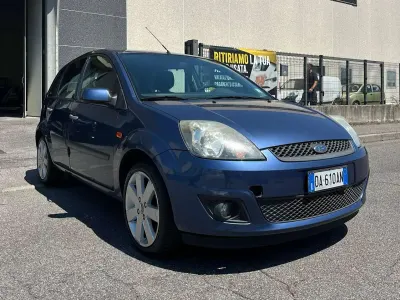 Usata Ford Fiesta Titanium 68 CV (50 kW) 2006 Blu Utilitaria