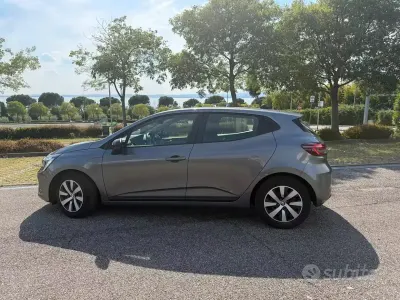 Usata Renault Clio V Equilibre 101 CV (74 kW) 2023 Grigio Berlina