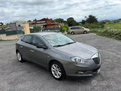 Usata Lancia Delta 120 CV (88 kW) 2013 Marrone Utilitaria