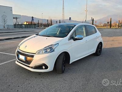 Begagnad Peugeot 208 Allure 75 HK (55 kW) 2017 Vit Halvkombi