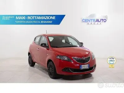 Usata Lancia Ypsilon Silver 69 CV (50 kW) 2023 Rosso Utilitaria