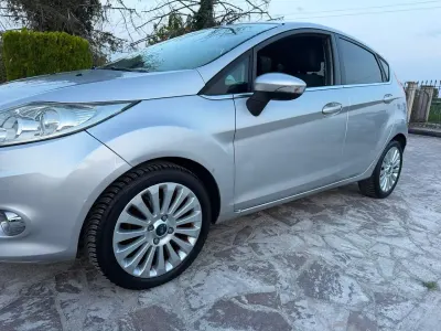 Usata Ford Fiesta Titanium 82 CV (60 kW) 2009 Argento Berlina