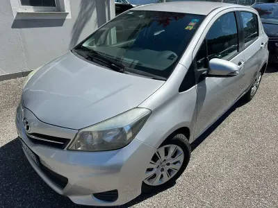 Begagnad Toyota Yaris Cool 90 HK (66 kW) 2012 Silver Halvkombi