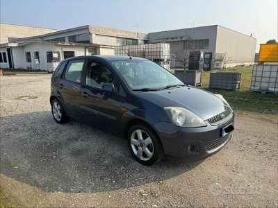 Usata Ford Fiesta Ghia 67 CV (49 kW) 2006 Grigio Utilitaria