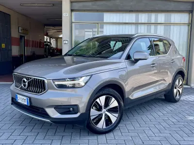 Usata Volvo XC40 Momentum 129 CV (94 kW) 2021 Pebble grey metallic SUV