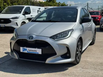 Usata Toyota Yaris Hybrid Lounge 92 CV (67 kW) 2021 Grigio Berlina