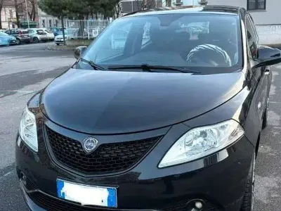 Usata Lancia Ypsilon 69 CV (50 kW) 2018 Nero Utilitaria