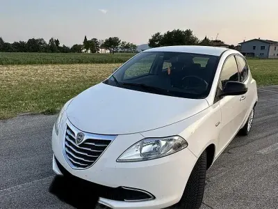 Usata Lancia Ypsilon 60 CV (44 kW) 2015 Bianco Utilitaria