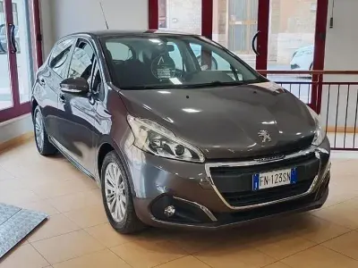 Usata Peugeot 208 Active 82 CV (60 kW) 2018 Marrone Utilitaria