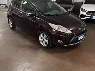 Usado Ford Fiesta Titanium 96 CV (70 kW) 2010 Púrpura Berlina