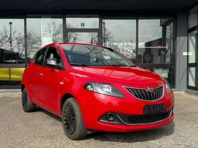 Usata Lancia Ypsilon Silver 69 CV (50 kW) 2022 Rosso Utilitaria