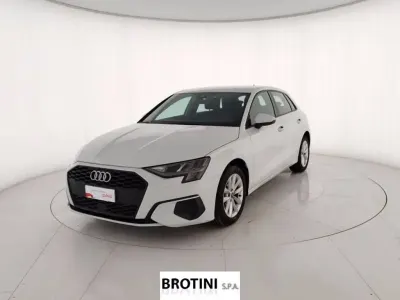 Käytetty Audi A3 Business 110 HP (80 kW) 2023 Valkoinen Sedan