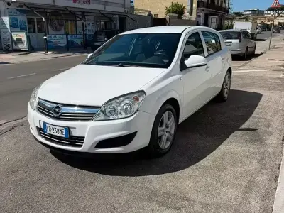 Begagnad Opel Astra Enjoy 88 HK (64 kW) 2010 Vit Sedan