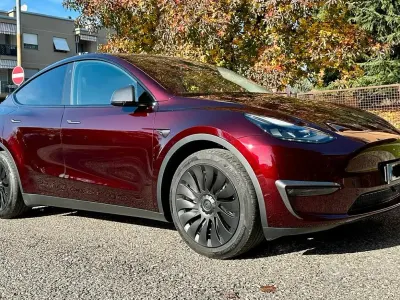 Usata Tesla Model Y Long Range AWD 189 kW (258 CV) 2023 Rosso SUV