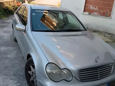 Usado Mercedes 220 143 CV (105 kW) 2003 Gris Berlina