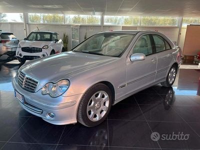Usata Mercedes C220 Elegance 150 CV (110 kW) 2006 Grigio Berlina