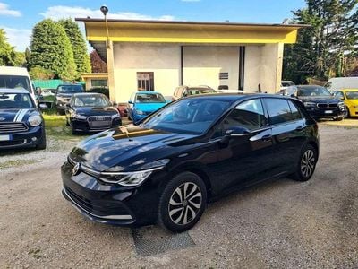 Begagnad VW Golf VIII Active 131 HK (96 kW) 2022 Svart Sedan