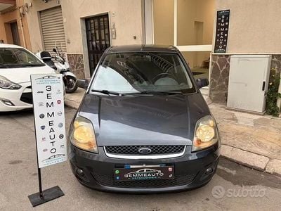 Usata Ford Fiesta Titanium 70 CV (51 kW) 2007 Grigio Utilitaria