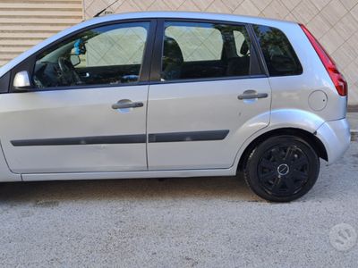 Usata Ford Fiesta 90 CV (66 kW) 2006 Grigio Utilitaria