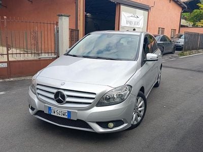 Gebraucht Mercedes B180 Premium 109 PS (80 kW) 2014 Silber Van / Kleinbus