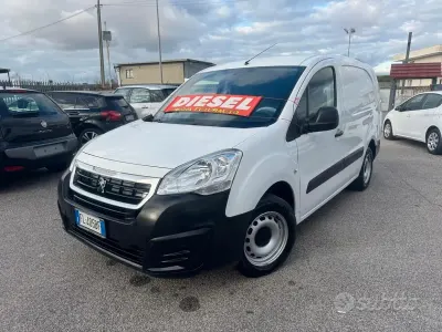 Käytetty Peugeot Partner Premium 99 HP (72 kW) 2017 Valkoinen Tila-auto