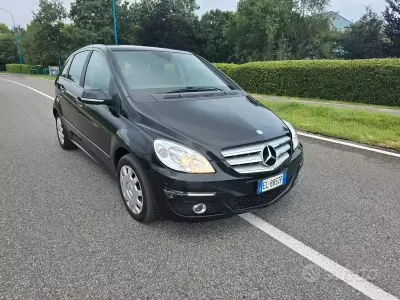 Usata Mercedes B180 Chrome 109 CV (80 kW) 2011 Nero Utilitaria