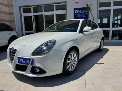 Usata Alfa Romeo Giulietta Distinctive 120 CV (88 kW) 2015 Bianco Utilitaria