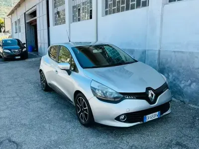 Usado Renault Clio IV 73 CV (53 kW) 2014 Gris Berlina