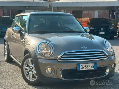 Usata Mini Cooper D 90 CV (66 kW) 2012 Marrone Utilitaria