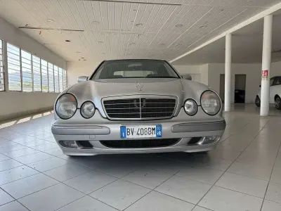 Usata Mercedes E220 Elegance 143 CV (105 kW) 2001 Grigio Berlina