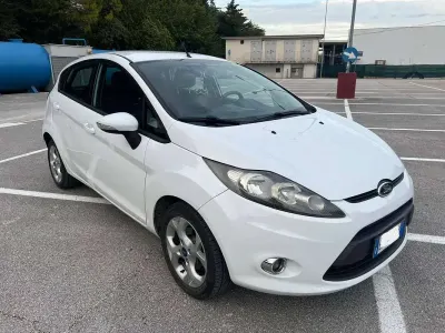 Usado Ford Fiesta Business Edition 97 HP (71 kW) 2012 Branco Sedan