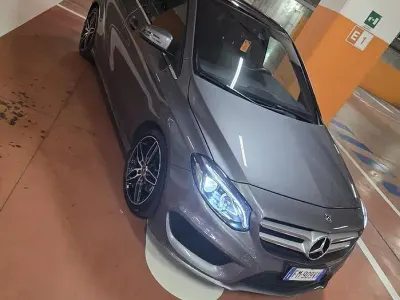 Usata Mercedes B180 Premium 116 CV (85 kW) 2018 Grigio Utilitaria