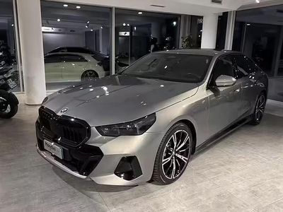 Usata BMW 520 M Sport 197 CV (144 kW) 2024 Grigio scuro Berlina