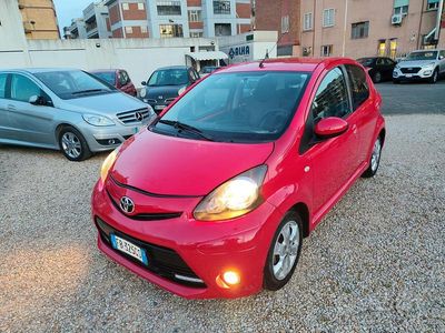 Usata Toyota Aygo Connect Style 68 CV (50 kW) 2013 Rosso Utilitaria