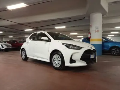 Usata Toyota Yaris Hybrid Active 92 CV (67 kW) 2025 Super white gloss Berlina