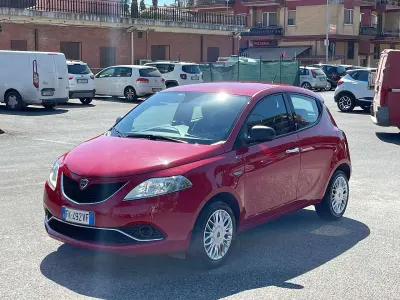 Usata Lancia Ypsilon Silver 69 CV (50 kW) 2017 Rosso Utilitaria