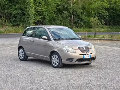 Usado Lancia Ypsilon 77 HP (56 kW) 2009 Castanho Citadino