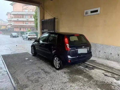 Usata Ford Fiesta 75 CV (55 kW) 2006 Blu Utilitaria