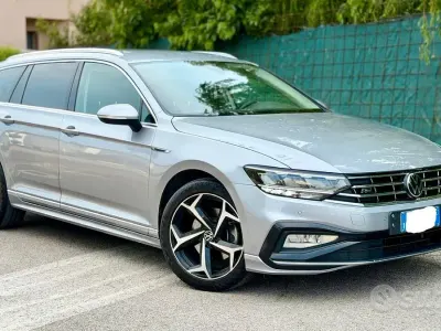 Usata VW Passat R-line 122 CV (89 kW) 2022 Grigio Station wagon