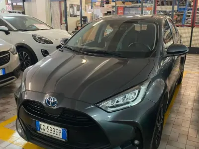 Usata Toyota Yaris Hybrid Trend 92 CV (67 kW) 2022 Grigio Berlina
