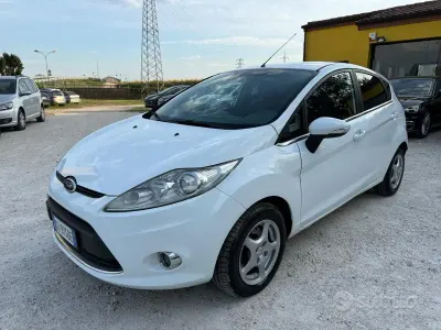 Usata Ford Fiesta 82 CV (60 kW) 2009 Bianco Utilitaria