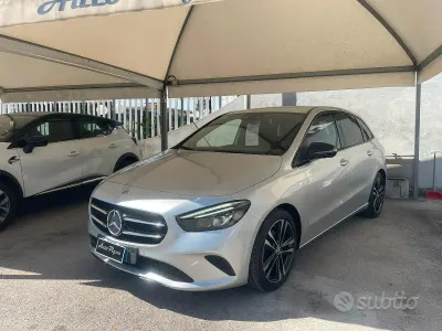 Usata Mercedes B180 Premium 116 CV (85 kW) 2019 Grigio Monovolume