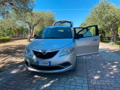 Usata Lancia Ypsilon 69 CV (50 kW) 2017 Grigio Utilitaria
