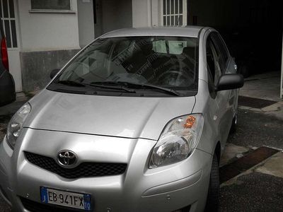 Usata Toyota Yaris Sol 101 CV (74 kW) 2010 Argento Utilitaria