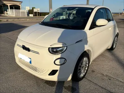 Usata Fiat 500e Action 42 kW (58 CV) 2022 Bianco Utilitaria