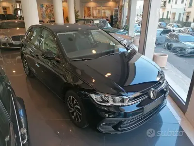 Usata VW Polo Life 95 CV (69 kW) 2023 Nero Utilitaria